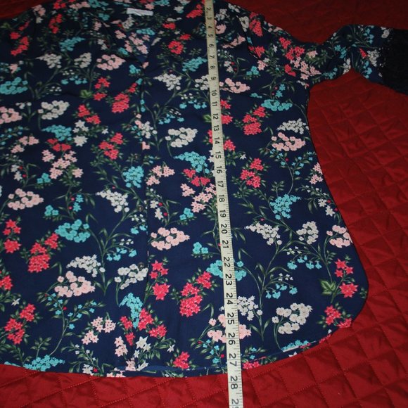 3/$30 - Floral V-neck Button-up Blouse - L - Picture 9 of 12